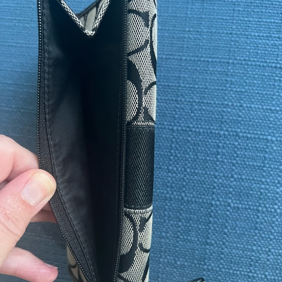 Coach wallet- excellent condition. - Picture 4 of 4
